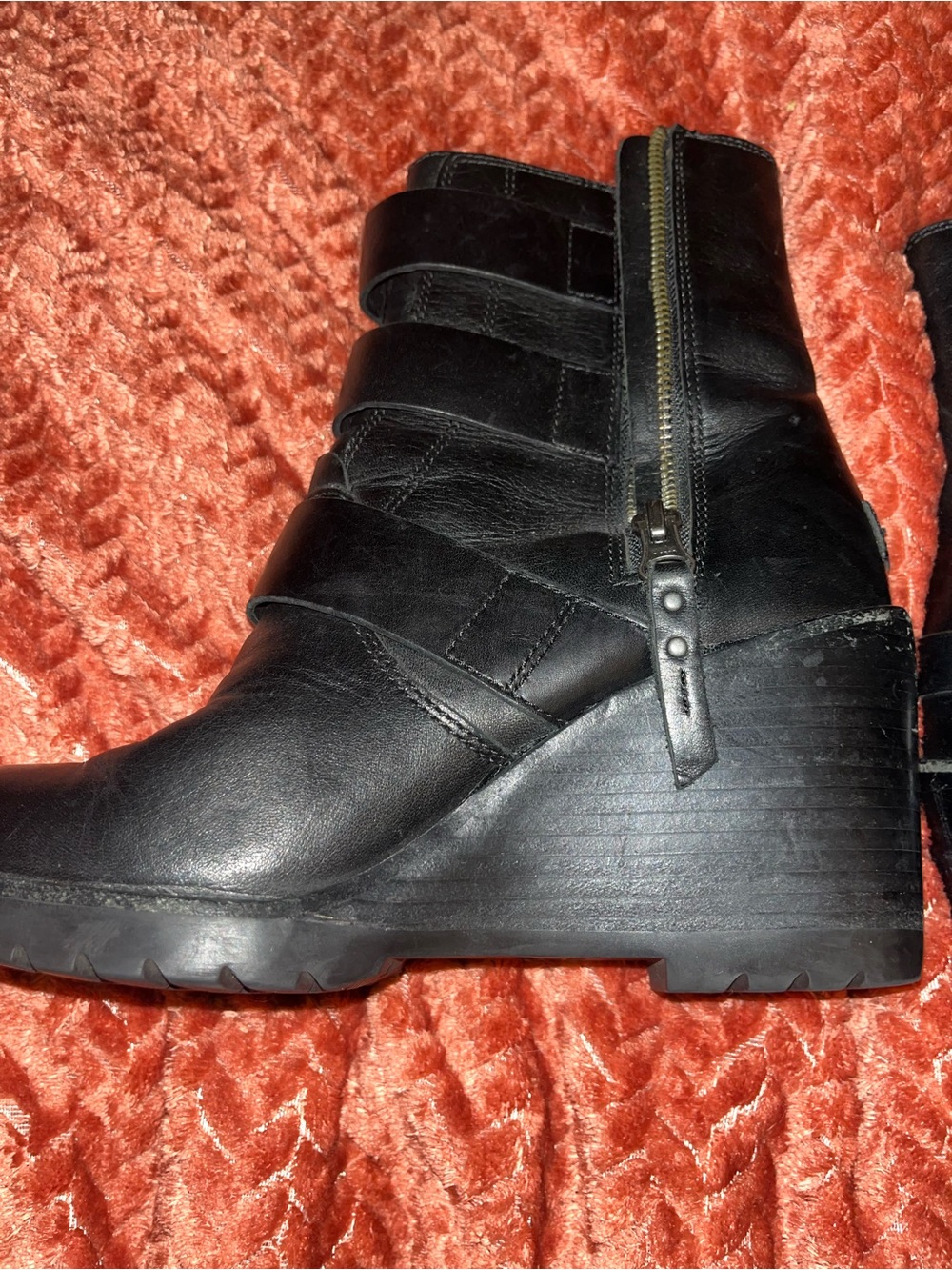 Sorel  Black Strappy Leather Women's Boots. Size 7. - Picture 7 of 10